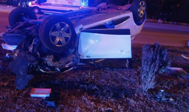 Amasya’da takla atan otomobil bariyerlere çarptı: 2 yaralı