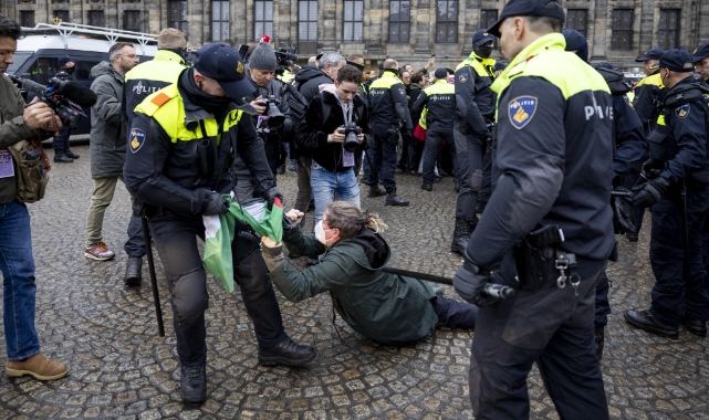 Amsterdam'da Filistin destekçilerine polisten sert müdahale!