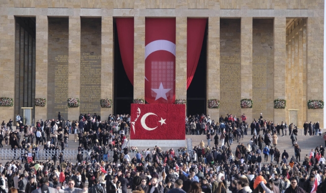 Anıtkabir'e ziyaretçi akını