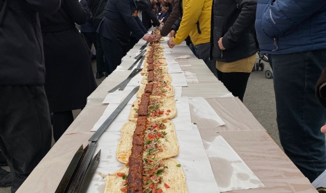 Ankara'da 106 metre Adana kebabı ikram edildi