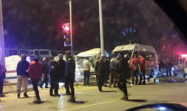 Ankara'da iki servis aracı çarpıştı: 21 yaralı   