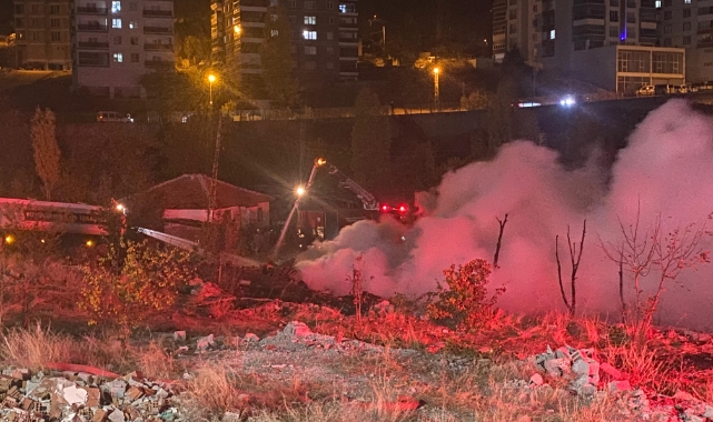 Ankara'da palet deposunda çıkan yangın eve sıçradı