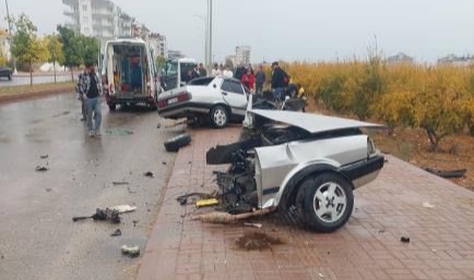 Antalya’da direğe çarpan otomobil ikiye bölündü, sürücü yaralandı