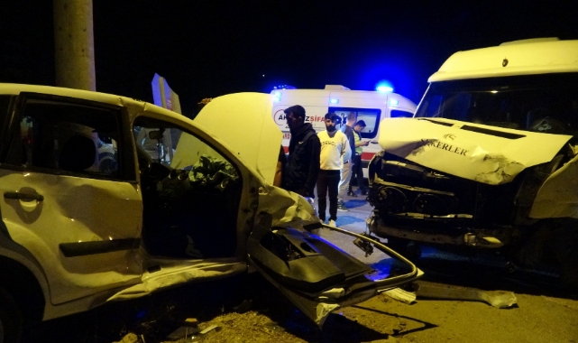 Antalya'da ‘Dur' tabelasına uymayan araç minibüsle çarpıştı: 3 yaralı