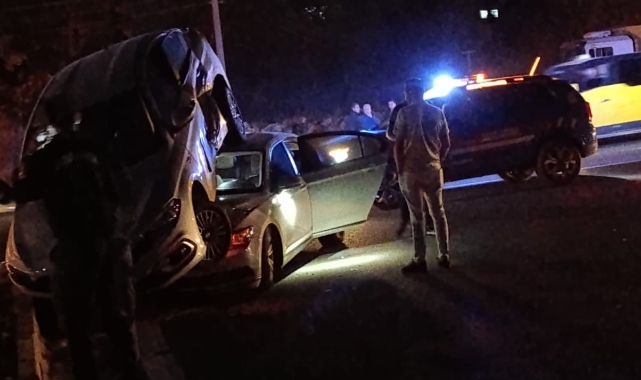 Antalya'da iki otomobil çarpışarak üst üste bindi! 4 yaralı