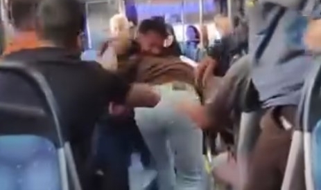 Antalya'da otobüs içinde 'yan bakma' kavgası