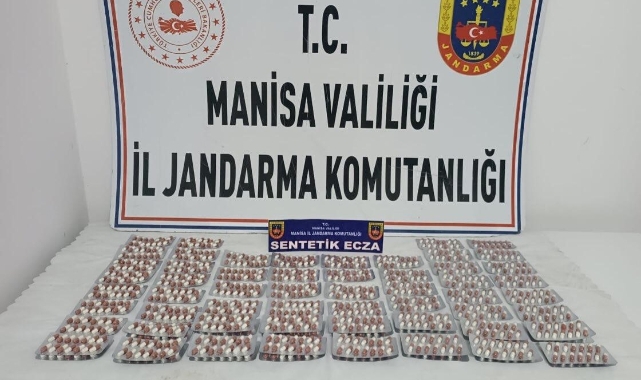 Aracında yüzlerce sentetik ecza hapı ele geçirildi