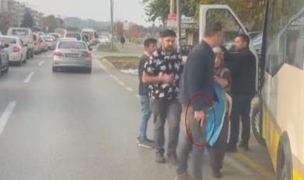 Aracını otobüs durağına çekti, kendisini uyaran şoföre silah çekti