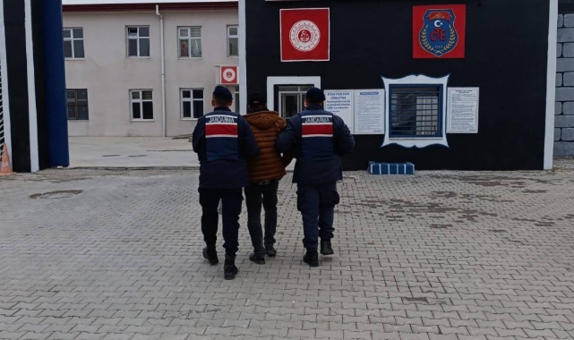 Aranan şahısları jandarma yakaladı