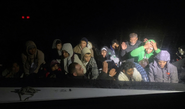 Arızalanan lastik bottaki göçmenler kurtarıldı