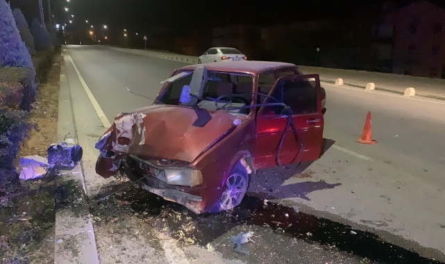 Aydınlatma direğine çarpan otomobilin sürücüsü yaralandı   