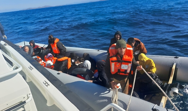 Ayvalık açıklarında 18 düzensiz göçmen kurtarıldı
