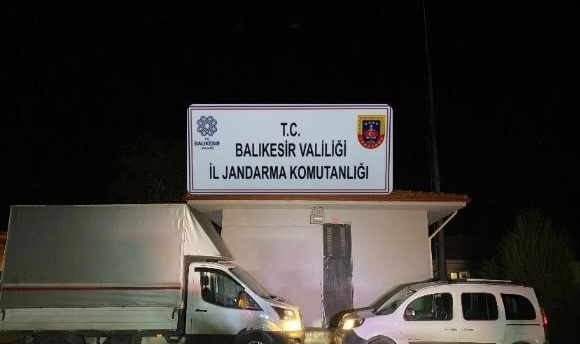 Ayvalık'ta 23 düzensiz göçmen ve 2 insan kaçakçısı yakalandı