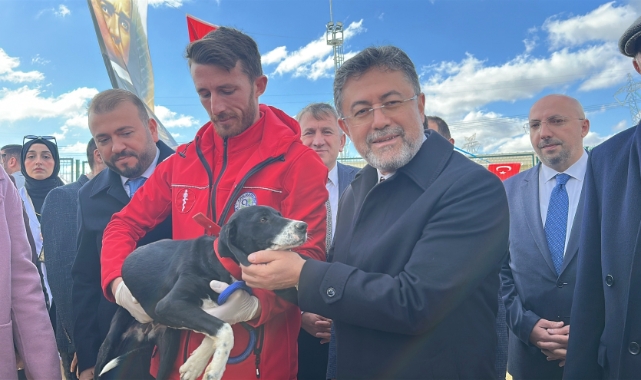 Bakan Yumaklı, 'Zeytin' isimli köpeği sahiplendi