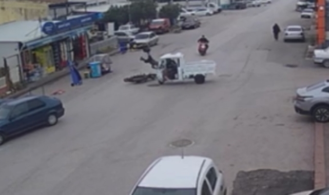 Balıkesir’de motosiklet ile motorlu bisiklet çarpıştı! 2 yaralı