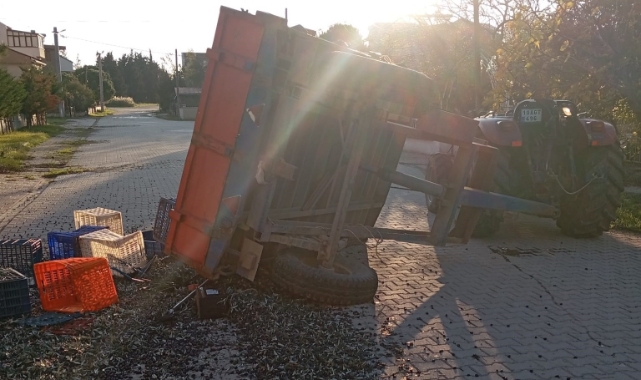 Balıkesir'de zeytin yüklü traktör römorku devrildi: 5 yaralı