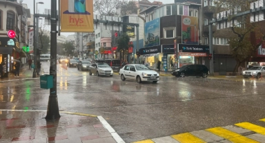 Bandırma'da sağanak yağmur hayatı felç etti