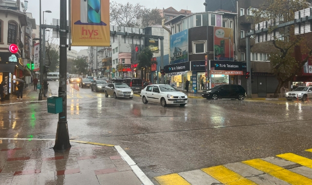 Bandırma'da sağanak yağmur hayatı felç etti