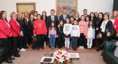 Başkan Erkan Aydın, çocuklarla birlikte TBMM ziyaretinde Özel ile bir araya geldi