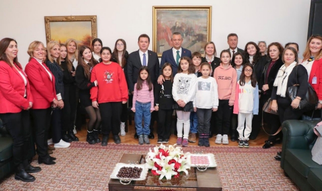 Başkan Erkan Aydın, çocuklarla birlikte TBMM ziyaretinde Özel ile bir araya geldi