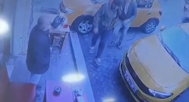 Beyoğlu’nda taksiye alınmayan alkollü şahıs, aracın tekerleklerini bıçakladı