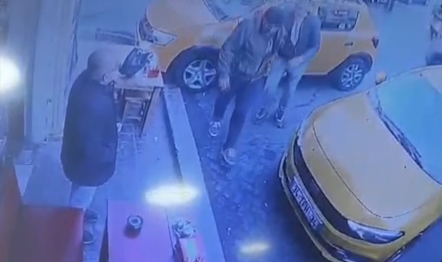 Beyoğlu’nda taksiye alınmayan alkollü şahıs, aracın tekerleklerini bıçakladı