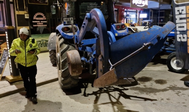 Bisikletiyle park halindeki traktöre çarpan çocuk yaralandı   