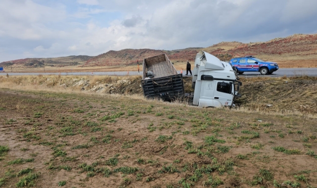 Bitlis’te TIR yağmurun etkisiyle yoldan çıktı
