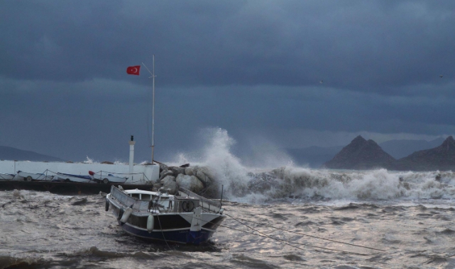 Bodrum'da feribot seferlerine fırtına engeli