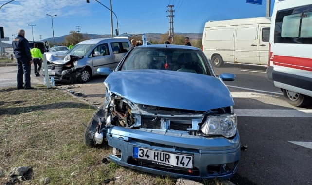 Bolu'da feci kaza! Hafif ticari araç ile otomobil çarpıştı