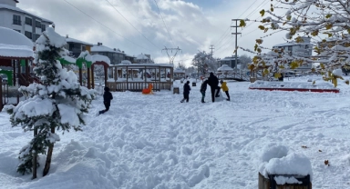 Bolu’da kar yağışı nedeniyle okullar tatil edildi