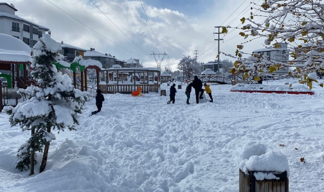 Bolu’da kar yağışı nedeniyle okullar tatil edildi