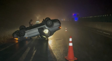 Bolu Dağı'nda kontrolden çıkan araç sis ikaz lambasına çarpıp takla attı