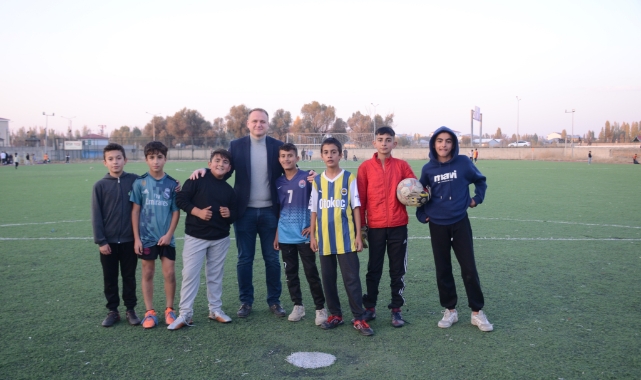 Bulanık Kaymakamı çocuklarla futbol oynadı   