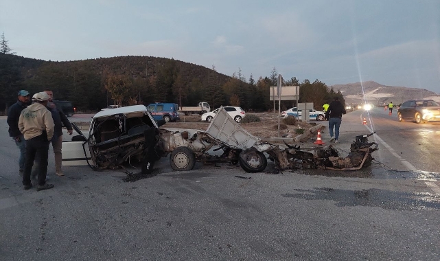 Burdur'da iki otomobil çarpıştı! 6 yaralı