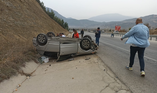 Burdur'da kontrolden çıkan otomobil takla attı: 2 yaralı