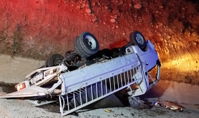 Burdur’da otomobilin arkadan çarptığı kamyonet devrildi