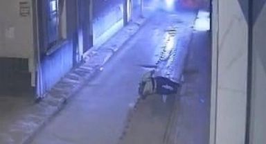 Bursa'da 17 yaşındaki sürücü, polise çarpıp 20 metre sürükledi