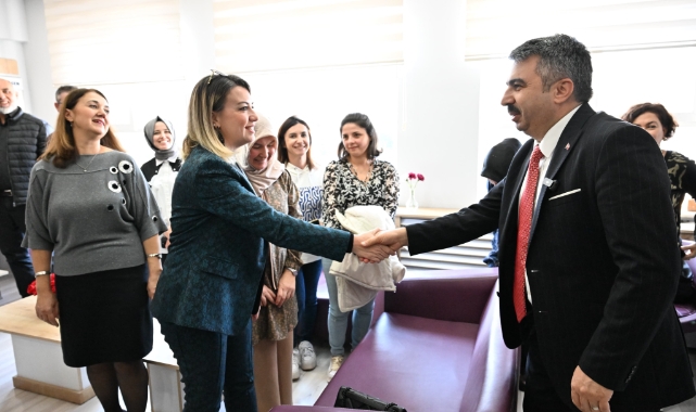 Bursa'da 42 yıllık öğretmen alkışlarla emekliliğe uğurlandı