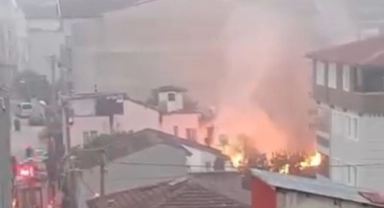 Bursa'da alev alev yanan ev küle döndü    