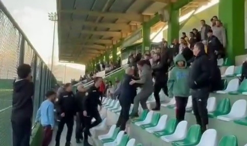 Bursa'da amatör maçta tribün boks ringine döndü