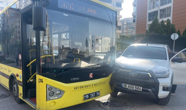 Bursa'da belediye otobüsü kamyonetle çarpıştı