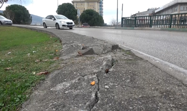 Bursa'da bozuk kaldırım vatandaşları zor durumda bırakıyor