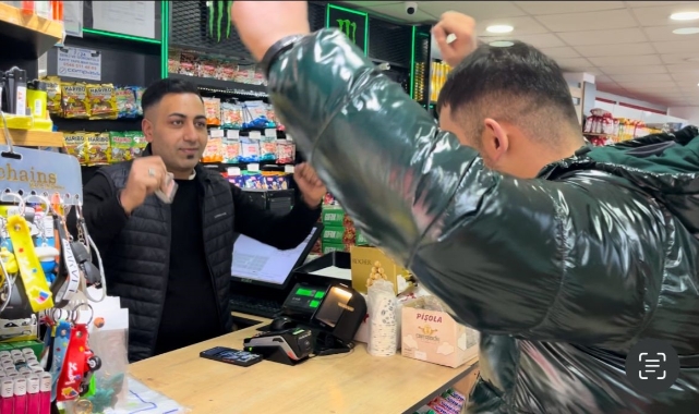 Bursa'da bu markete gelen müşteriler dans etmeden alışveriş yapamıyor