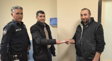 Bursa'da duyarlı vatandaş ATM'de unutulan parayı polise teslim etti