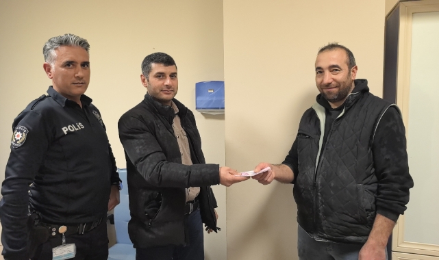 Bursa'da duyarlı vatandaş ATM'de unutulan parayı polise teslim etti