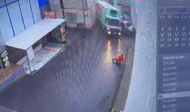 Bursa'da freni boşalan kamyonu durdurmak isteyen sürücü kapıda asılı kaldı