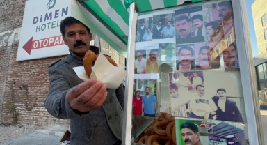 Bursa'da İbrahim Tatlıses'in fotoğraflarıyla süslediği el arabasıyla tatlı satıyor