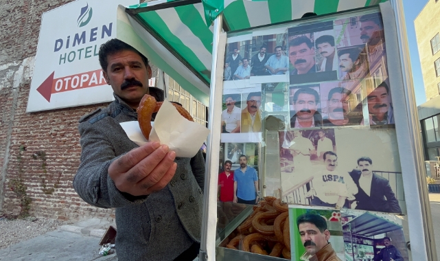 Bursa'da İbrahim Tatlıses'in fotoğraflarıyla süslediği el arabasıyla tatlı satıyor