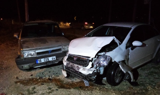 Bursa'da iki otomobil çarpıştı! 6 yaralı